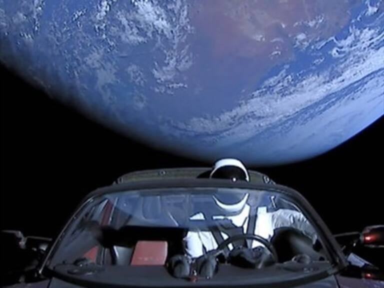 Revelan riesgo de que vehículo Tesla lanzado al espacio se estrelle contra la Tierra