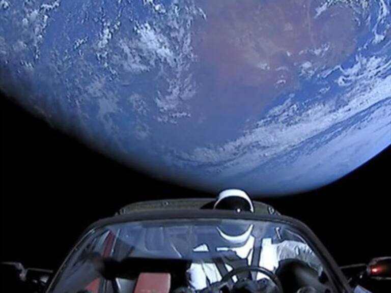 Revelan riesgo de que vehículo Tesla lanzado al espacio se estrelle contra la Tierra