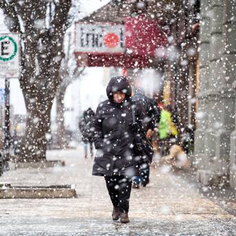 La capital se cubre de blanco: comienza a nevar en la Región Metropolitana 
