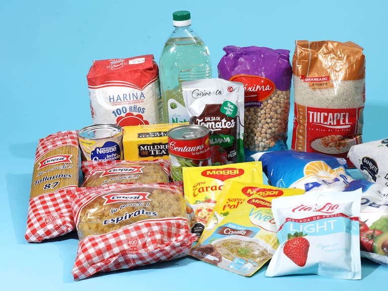 21 DE MAYO DE 2020/SANTIAGOAlgunos de los abarrotes incluidos en las canastas de alimentos que se entregarán a familias más vulnerables, en medio de la pandemia que vive nuestro país.
FOTO: KARL CHINGA GRAWE/AGENCIA UNO