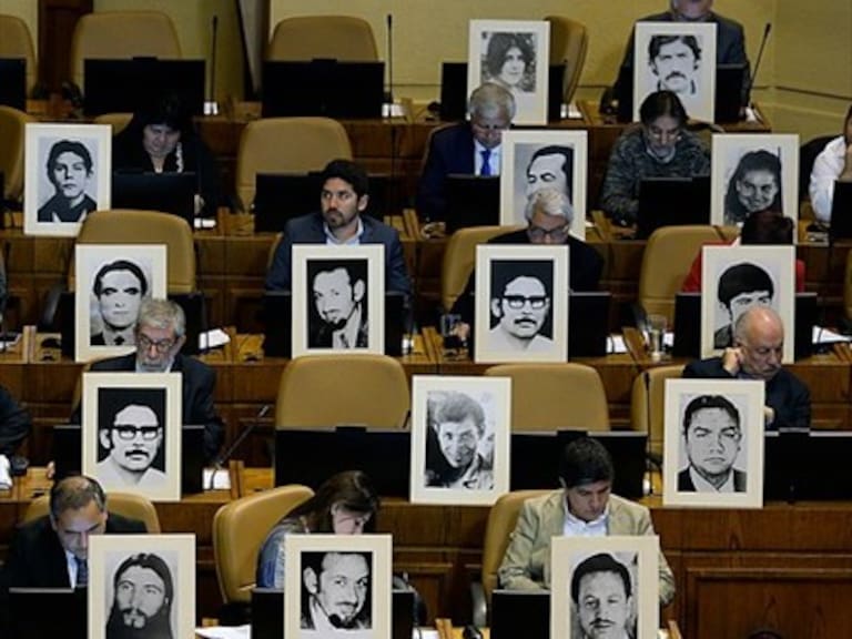 Oposición coloca imágenes de DDDD en la antes de inicio de votación de acusación constitucional
