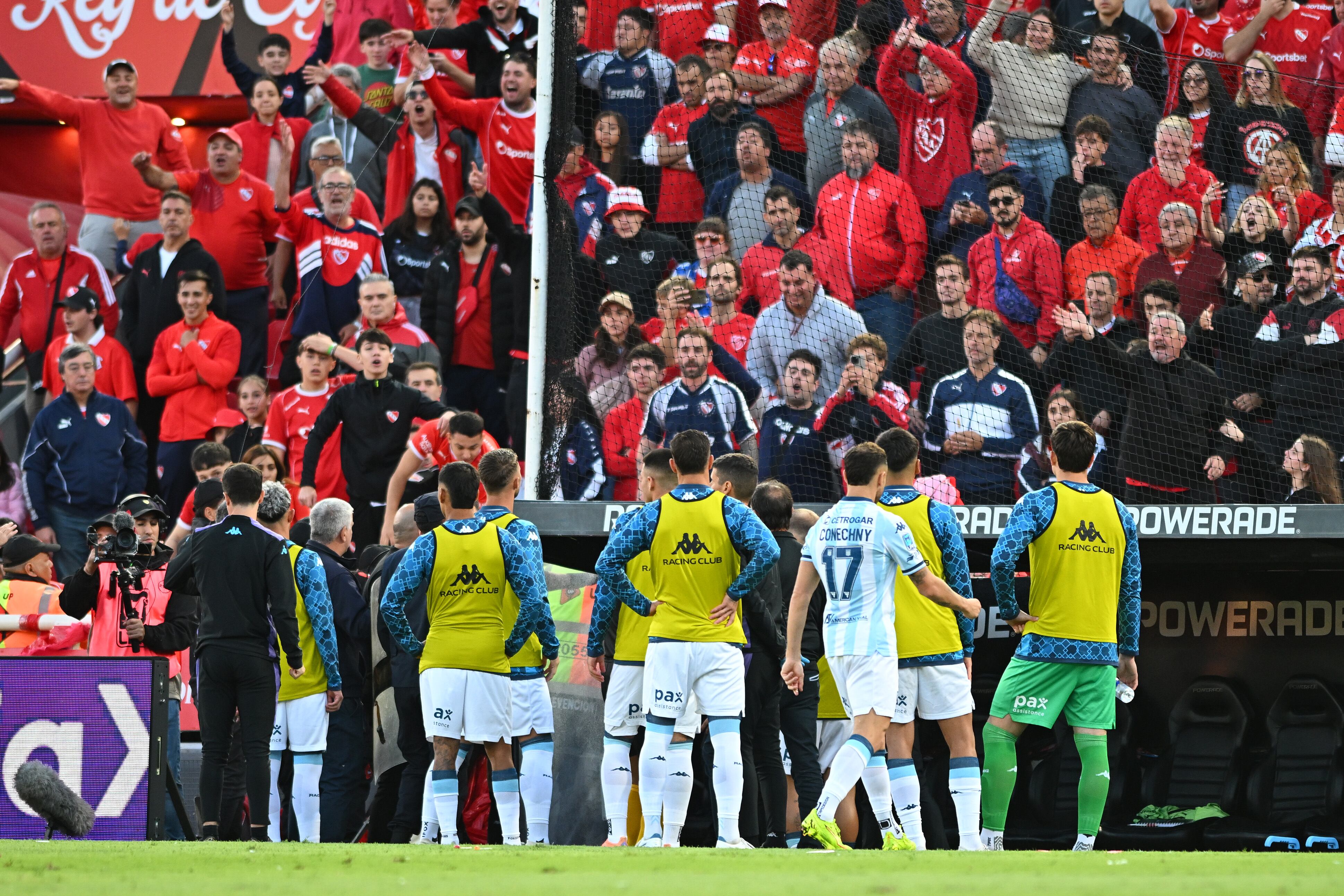 Los incidentes entre hinchas de Independiente y los jugadores de Racing