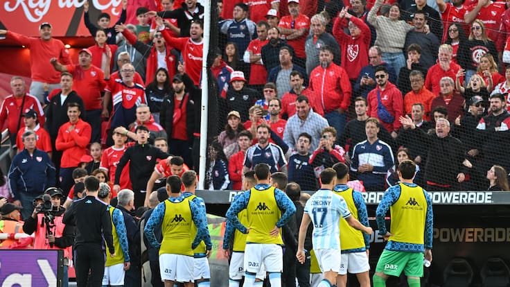 Lo llevan en la sangre: Hinchas de Independiente agredieron a jugadores y cuerpo técnico de Racing