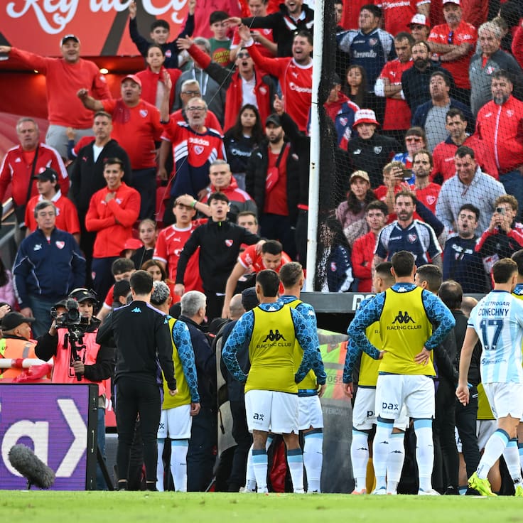 Lo llevan en la sangre: Hinchas de Independiente agredieron a jugadores y cuerpo técnico de Racing
