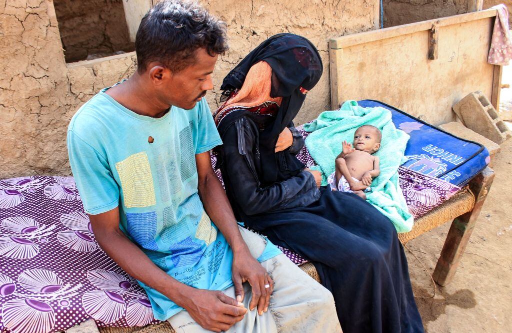Una familia yemení sigue su ruta para abandonar el país por la guerra