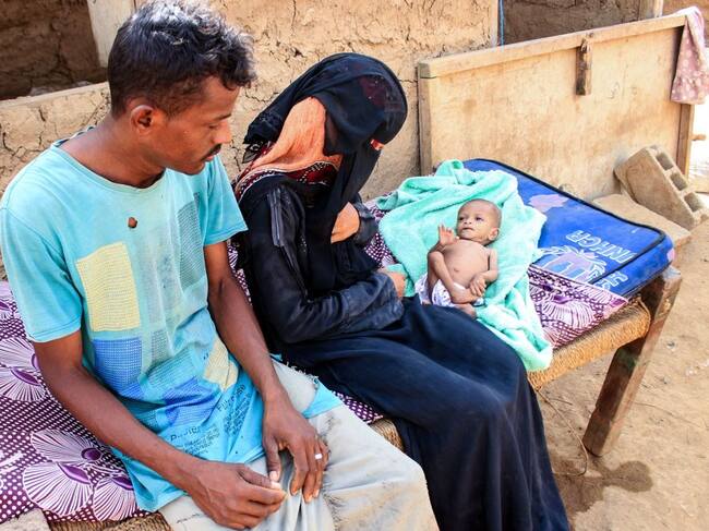 Una familia yemení sigue su ruta para abandonar el país por la guerra