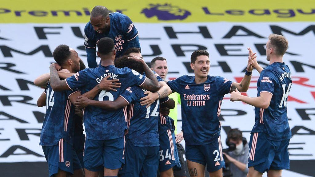 LONDON, ENGLAND - SEPTEMBER 12: Pierre-Emerick Aubameyang celebrates scoring Arsenal's 3rd goal with his team mates during the Premier League match between Fulham and Arsenal at Craven Cottage on September 12, 2020 in London, England. (Photo by David Price/Arsenal FC via Getty Images)