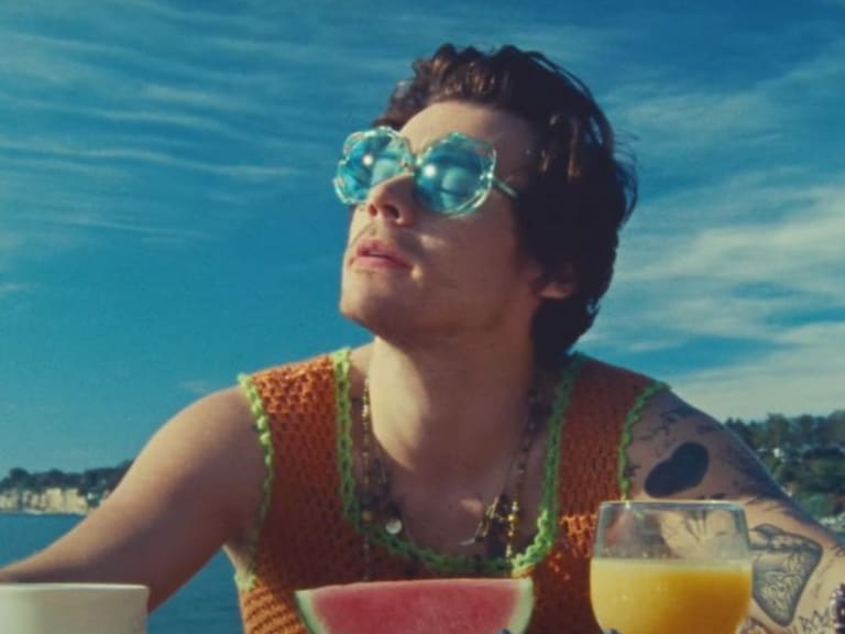 Harry Styles lanzó el videoclip oficial de «Watermelon Sugar» y envió importante mensaje para prevenir el Covid-19