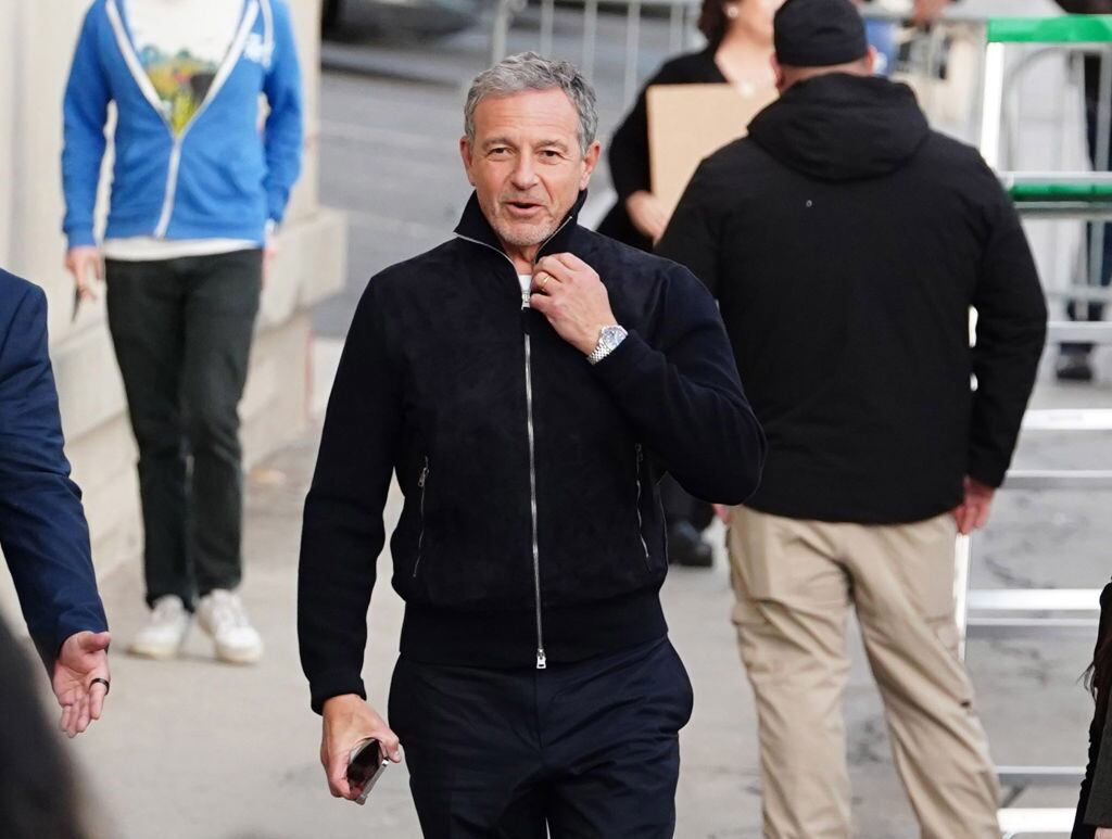 El estrenado consejero delegado del grupo Disney, Bob Iger, camina en Los Angeles