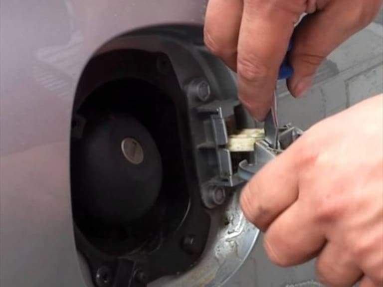 ADN Motor: Qué pasa si le pones azúcar al estanque de tu vehículo