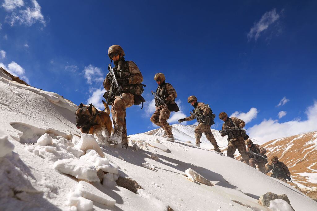 Soldados de China avanzan por las montañas en la frontera con India