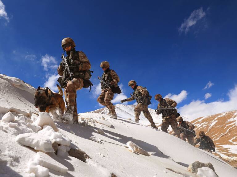 Soldados de China avanzan por las montañas en la frontera con India