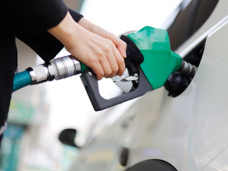 Nuevas bajas en bencinas desde el jueves: revisa cuánto caerán los precios en Chile