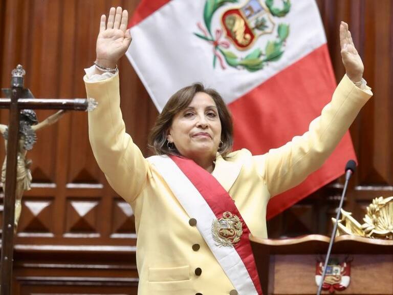 Presidenta de Perú se abre a adelantar elecciones para abril de 2024 en medio de crisis social y política