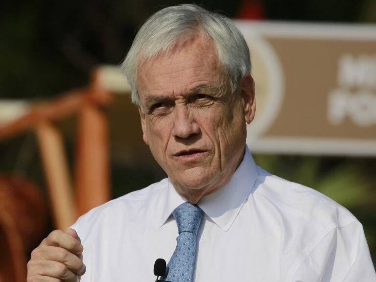 13 de Julio de 2021/MelipillaEl Presidente de la República, Sebastián Piñera, acompañado por el Ministro de Economía, Lucas Palacios, da inicio al pago del Bono Alivio para micro y pequeñas empresas
FOTO: KARIN POZO/AGENCIAUNO