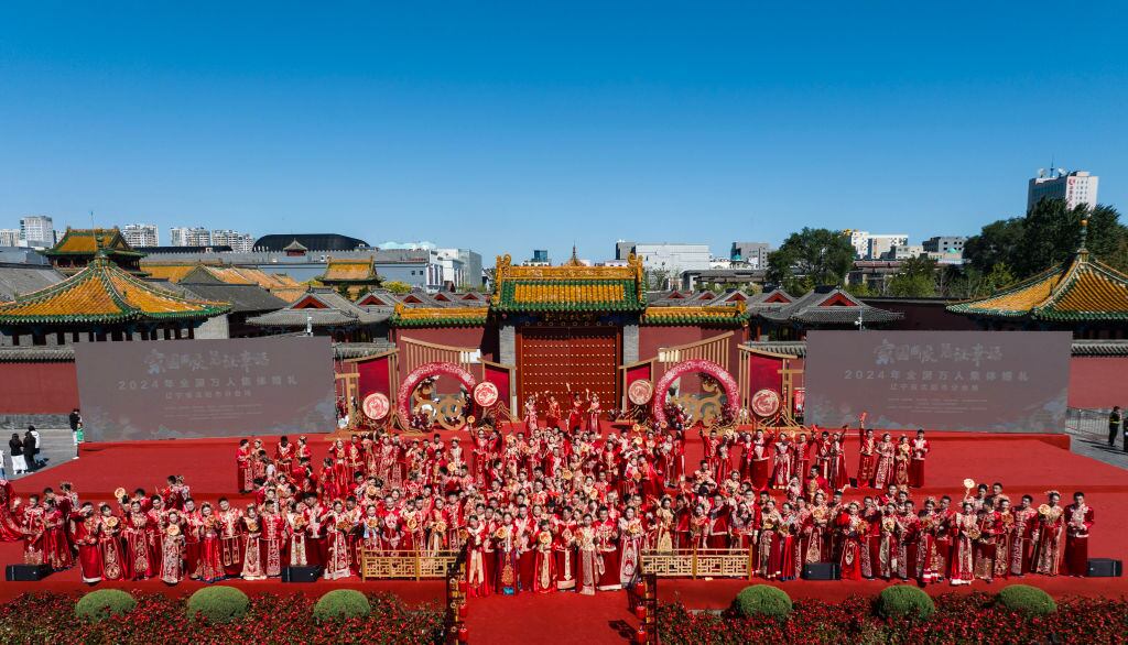 SHENYANG, CHINA - SEPTEMBER 22: Newly-wed couples attend a group wedding in traditional Chinese style under the witness of their families and friends in the South Square at Shenyang Imperial Palace on September 22, 2024 in Shenyang, Liaoning Province of China. (Photo by Cai Jingyu/VCG via Getty Images)