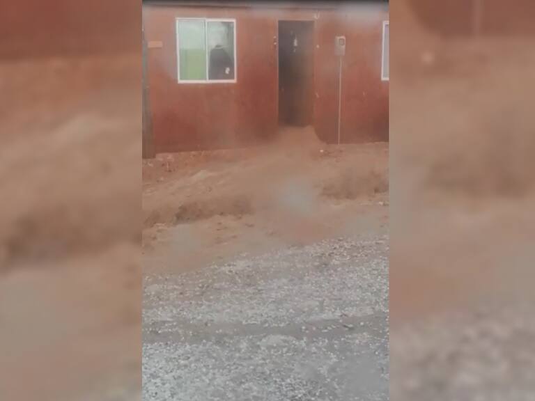 Después de la tormenta de arena, se registran inundaciones y granizos en localidades de Atacama