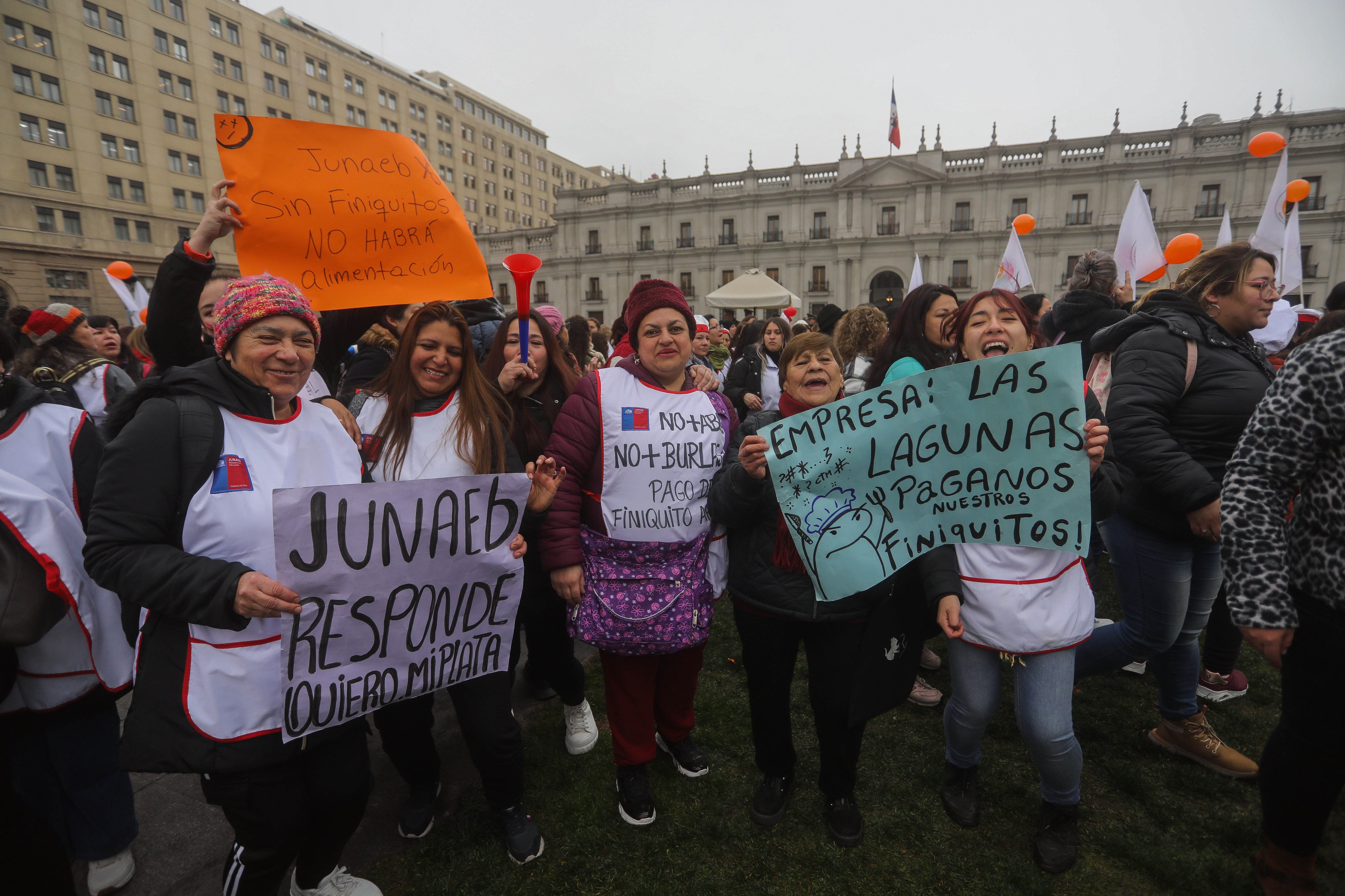 23 de julio de 2024/SANTIAGOLas manipuladoras de alimento, llegan al palacio de la moneda, para manifestarse por montos impagos de sus finiquitos y remuneraciones por parte de JUNAEB.FOTO: SEBASTIAN BELTRAN GAETE / AGENCIUNO