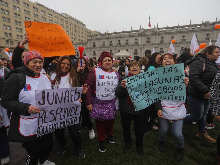 23 de julio de 2024/SANTIAGO
Las manipuladoras de alimento, llegan al palacio de la moneda, para manifestarse por montos impagos de sus finiquitos y remuneraciones por parte de JUNAEB.
FOTO: SEBASTIAN BELTRAN GAETE / AGENCIUNO