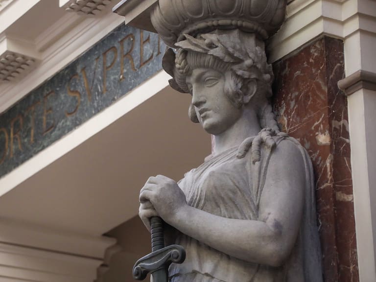 Histórico fallo contra Fonasa: debe incluir a pareja lésbica en Programa de Fertilización Asistida