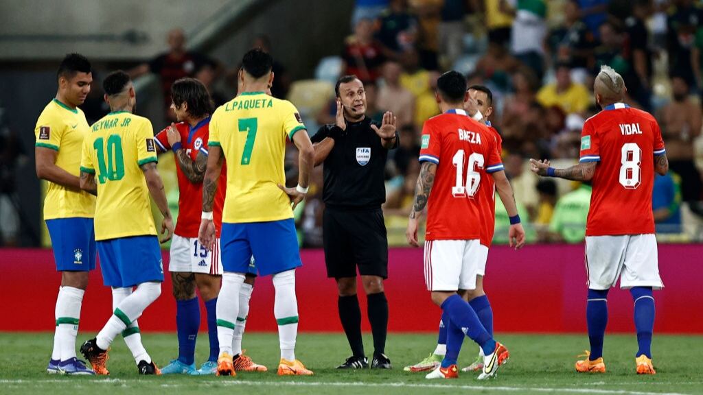 Penal y gol anulado contra Chile: Conmebol liberó los audios del VAR en la derrota ante Brasil