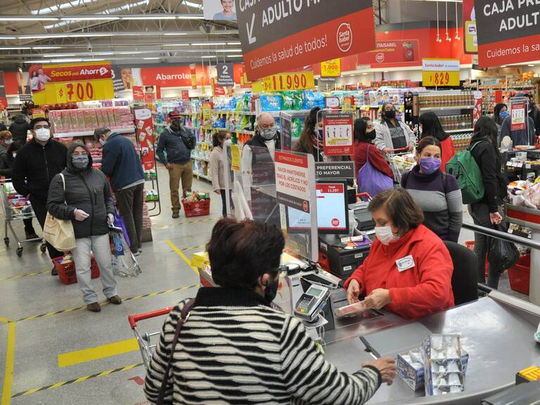 24 DE JUNIO 2020/QUILLOTACajeras de un supermercado atienden a las personas , luego de que hoy se informara que la comuna ingresar a cuarentena el viernes 26 de junio a las 22:00 horas para combatir la propagacin del Covid-19.
FOTO: MARIA PAOLA SANTIBAEZ/AGENCIAUNO