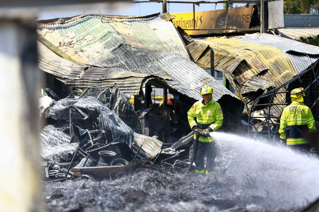 Equipos de bomberos combaten un incendio forestal que consumió unas estructuras en Australia.