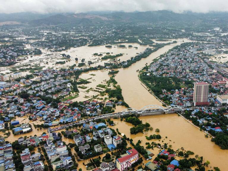 La grave inundación en la ciudad de Thai Nguyen en Vietnam tras la llegada del supertifón Yagi