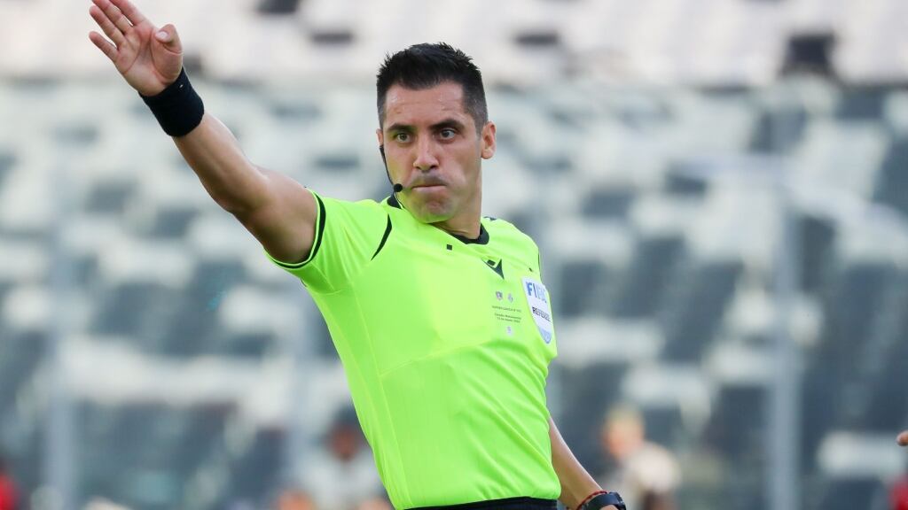 Cristian Garay es sancionado por la Comisión de Árbitros por desestimar el doble toque en el penal de Everton
