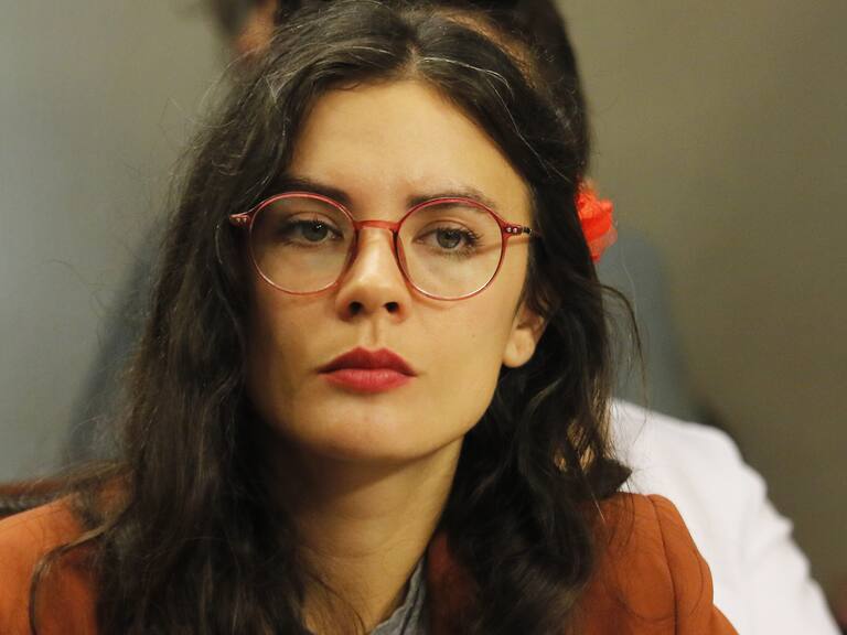 Camila Vallejo publica sus intentos de sacar un cover del grupo Ases Falsos