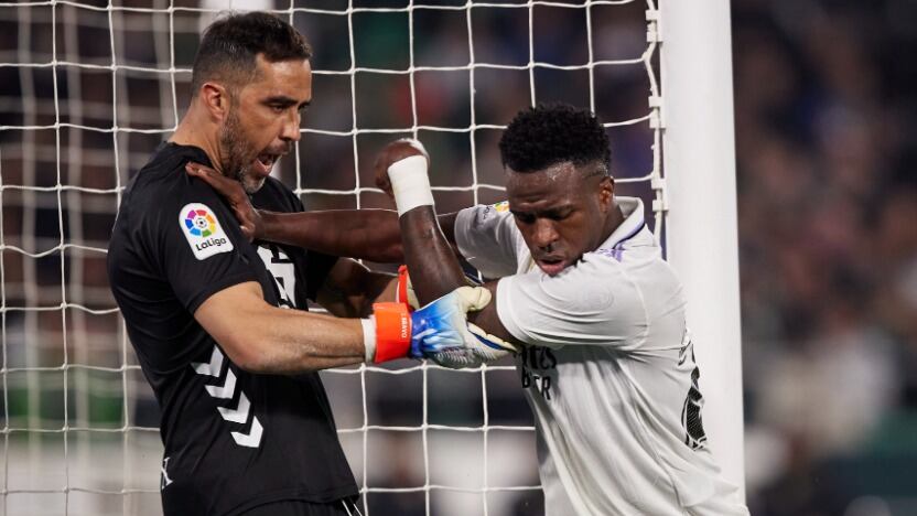 Vinicius se descontrola y estalla contra Claudio Bravo en pleno partido: árbitro le perdonó la segunda amarilla 