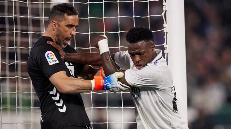 Vinicius se descontrola y estalla contra Claudio Bravo en pleno partido: árbitro le perdonó la segunda amarilla