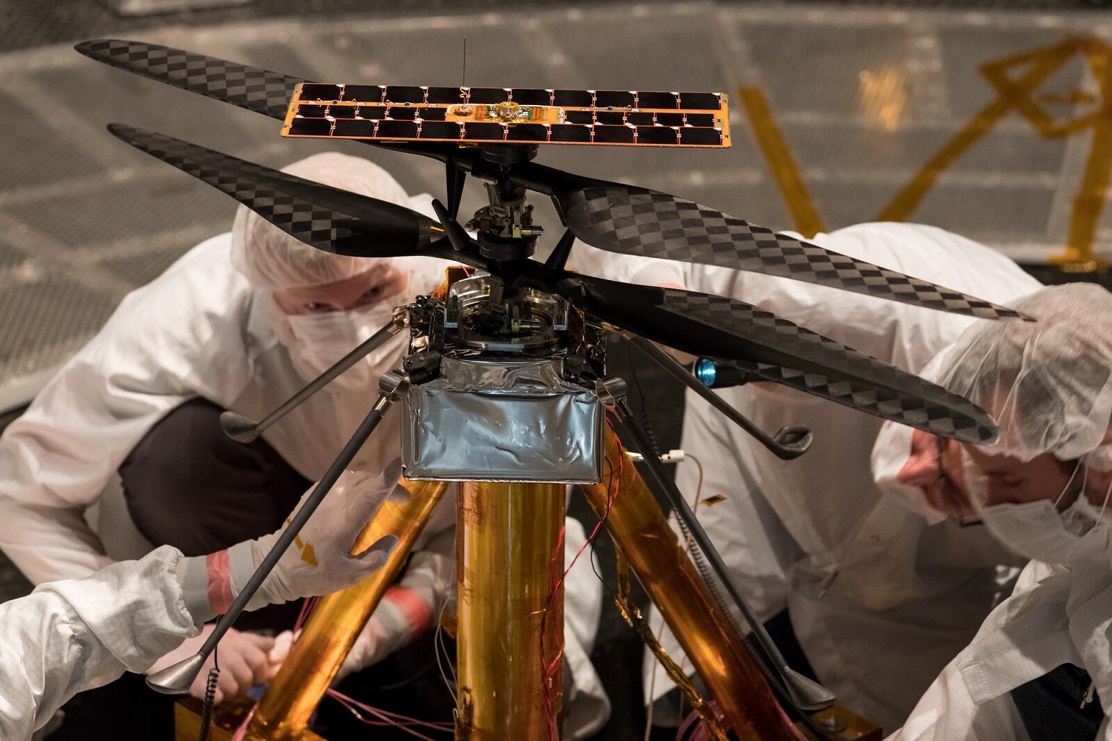 Científicos e ingenieros desarrollan el helicóptero Ingenuity