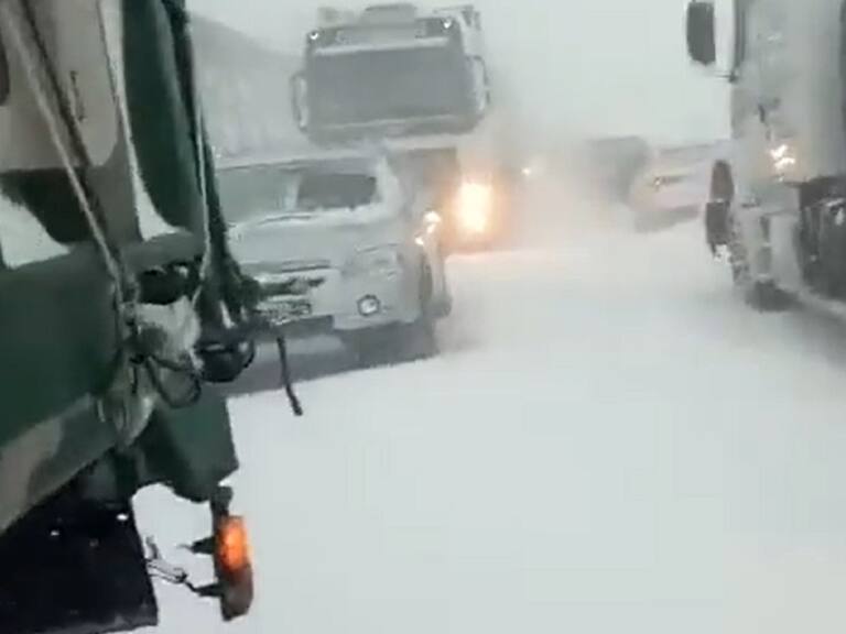 ¡Terrible! Videos dan cuenta de la dramática situación que viven vehículos atrapados en Paso Los Libertadores