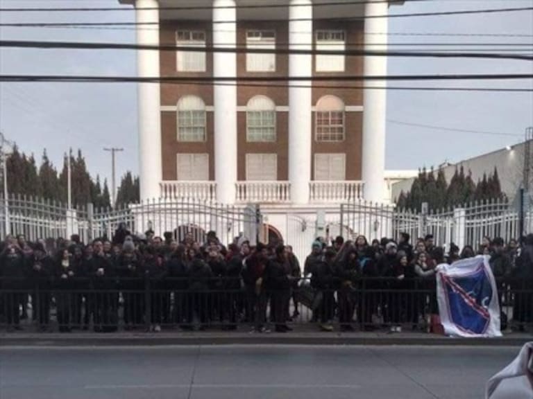 Posible cierre de «The Garden School» de La Florida mantiene en alerta a alumnos y apoderados