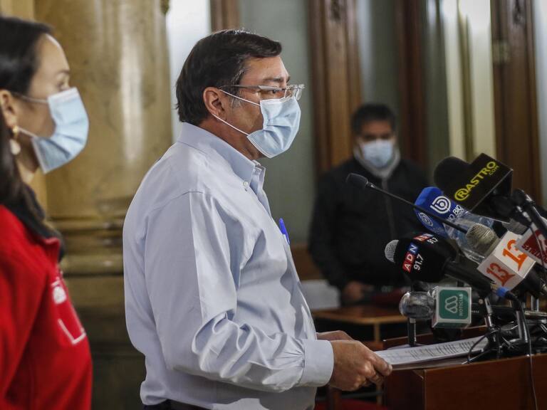 22 de junio del 2020/SANTIAGOEl Intendente Metropolitano, Felipe Guevara, y la Seremi de Salud RM, Paula Labra, realizan un punto de prensa, en la Intendencia de la Región Metropolitana, para entregar un balance de la fiscalizaciones al comercio esencial e informan detalles de inspección realizada esta jornada tras denuncias ciudadanas
FOTO: SEBASTIAN BELTRAN GAETE/AGENCIAUNO