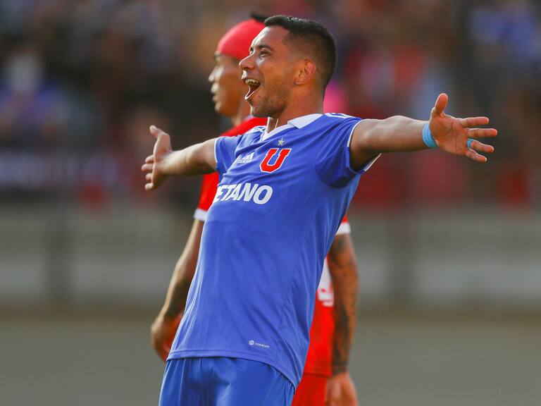 06 DE FEBRERO DE 2022/LA CALERAEl jugador Cristian Palacios (c) marca su tercer gol y el cuatro a uno frente a Union La Calera, durante el partido valido por la primera fecha del Campeonato Nacional AFP PlanVital 2021, entre Union La Calera y Universidad de Chile, disputado en el Estadio Nicolas Chahuan Nazar.
FOTO: SEBASTIAN ORIA/AGENCIAUNO