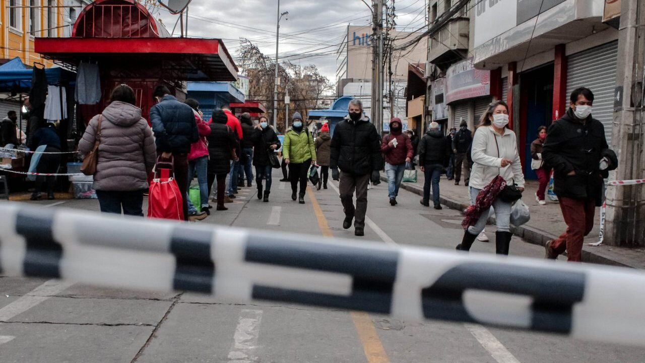 18 de JUNIO de 2020/RANCAGUADurante el día antes de la cuarentena total que comenzará a regir mañana viernes en Rancagua y Machalí los principales centros comerciales se enfrentaron a largas filas y aglomeraciones por parte de compradores y clientes.
FOTO:MATÍAS ARTIGAS/AGENCIAUNO