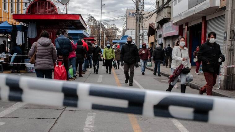 18 de JUNIO de 2020/RANCAGUADurante el día antes de la cuarentena total que comenzará a regir mañana viernes en Rancagua y Machalí los principales centros comerciales se enfrentaron a largas filas y aglomeraciones por parte de compradores y clientes.
FOTO:MATÍAS ARTIGAS/AGENCIAUNO