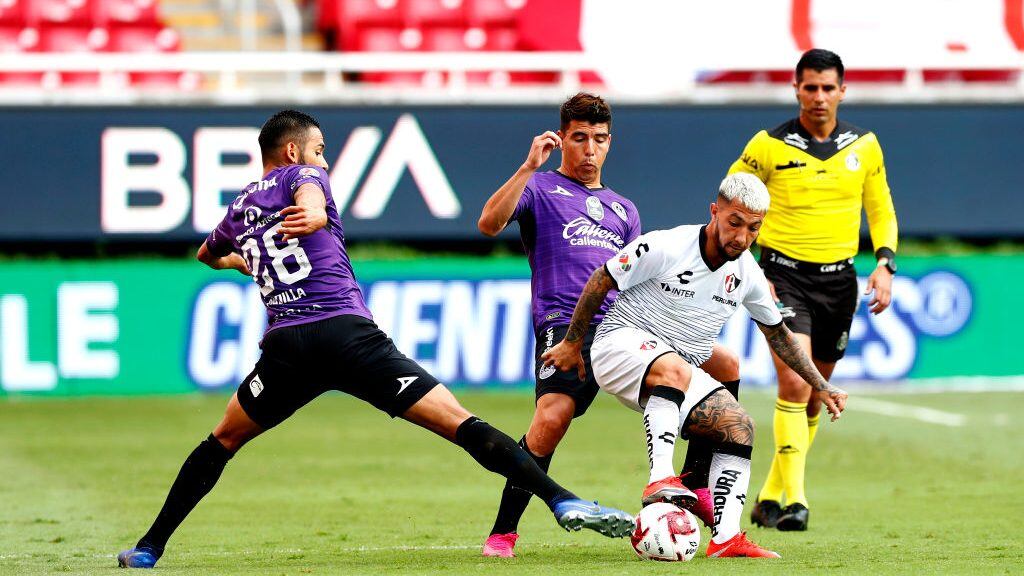 ZAPOPAN, MEXICO - JULY 07: Luciano Acosta #10 of Atlas fights for the ball with Angel Mendoza #07 of Mazatlan during the match between Atlas and Mazatlan FC as part of the friendly tournament Copa GNP por Mexico at Akron Stadium on July 7, 2020 in Zapopan, Mexico. (Photo by Refugio Ruiz/Getty Images)