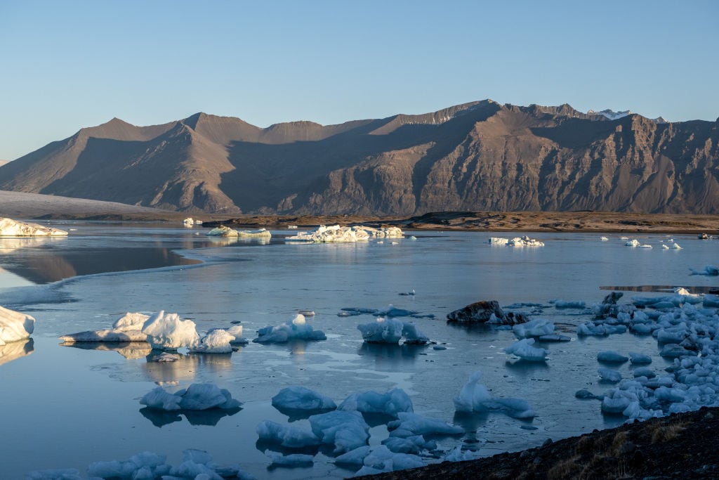 Glaciares pierden su masa en el lago Jökulsárlón de Islandia