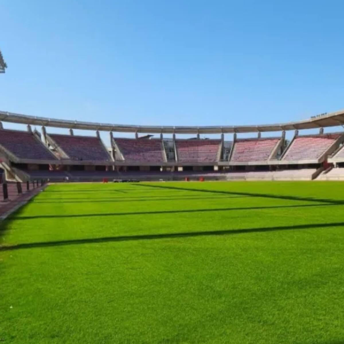 Resiembra en marcha: así lucen las mejoras en la remodelación del césped de emblemático estadio en Chile