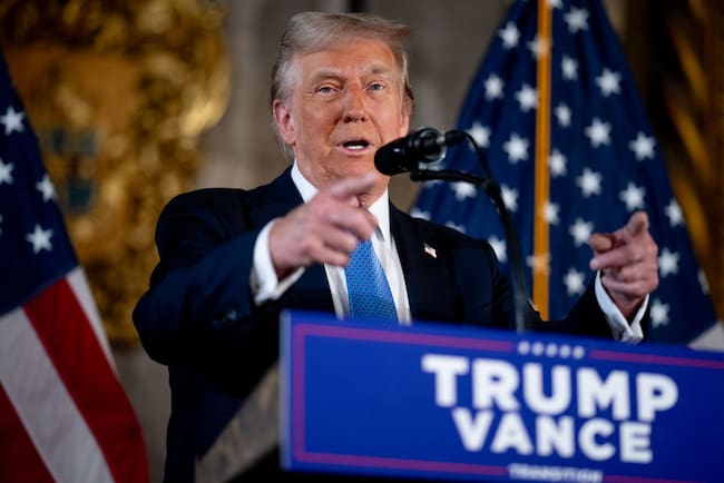 El presidente electo de Estados Unidos, Donald Trump, habla con los medios en un resort exclusivo en el estado de Florida