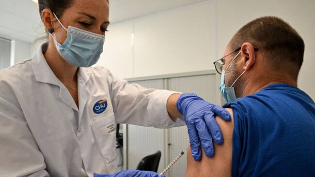 Una enfermera aplica una vacuna contra el mpox, antes conocida como viruela del mono, en un centro de diagnóstico en Montpellier de Francia.