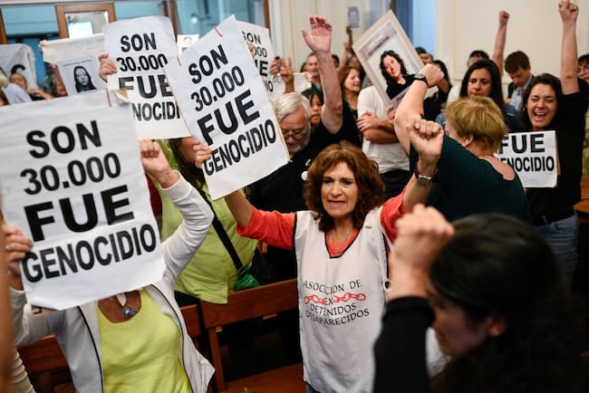 Personas festejan las condenas contra exagentes de la dictadura de Argentina por sus crímenes de lesa humanidad, dictados por tribunal de La Plata.