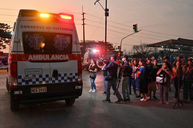 Ambulancias trasladan heridos luego de que explotaran unas granadas al interior de una cárcel en la ciudad de Guayaquil de Ecuador