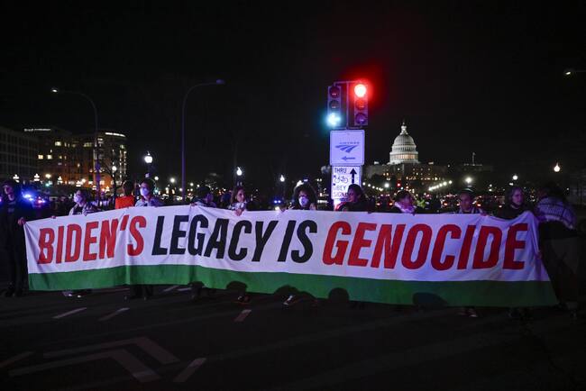 Manifestantes pro Palestina se reunieron a las afueras del Congreso de Estados Unidos en Washington cuando daba su discurso el presidente Joe Biden.