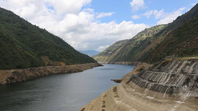 La baja cantidad de agua en la planta hidroeléctrica Mazar de Las Palmas en Ecuador