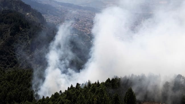 El fuego consume los bosques en un cerro cercano a la ciudad de Bogotá en Colombia, mientras los incendios forestales generan alerta en ese país.