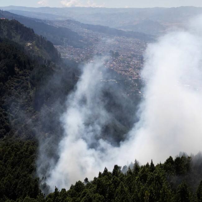 El fuego consume los bosques en un cerro cercano a la ciudad de Bogotá en Colombia, mientras los incendios forestales generan alerta en ese país.